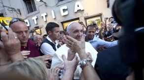 El papa sale del Vaticano para probarse gafas nuevas El papa sale del Vaticano para probarse gafas nuevas