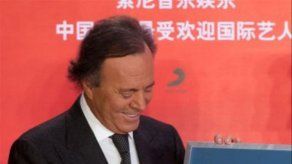 Julio Iglesias recibe trofeo Guinness del latino con más discos vendidos