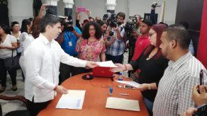 Richard Morales inscribe su postulación para las primarias presidenciales del FAD