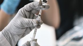 España ha distribuido 5.000 dosis de la vacuna, que requiere dos dosis para funcionar, y espera otras 7.000 de la Unión Europea en los próximos días, según el ministerio de salud.