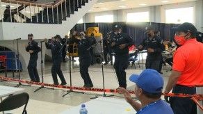 Uniformados cantan a voluntarios que trabajan en Atlapa y les dan ánimo Uniformados cantan a voluntarios que trabajan en Atlapa y les dan ánimo