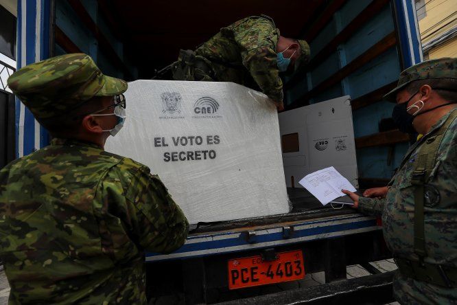 Personal militar descarga material electoral