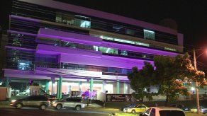 Edificio Medcom se viste de rosa y celeste por la lucha contra el cáncer