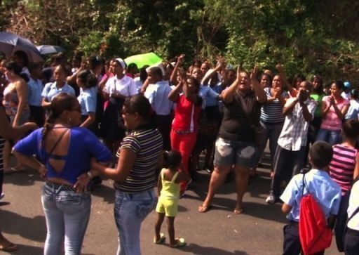 Padres de familia de escuela Louis Martinz en Samaria salen a la calle
