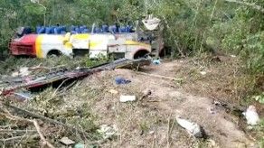 Autobús de pasajeros cae a precipicio en Bolivia