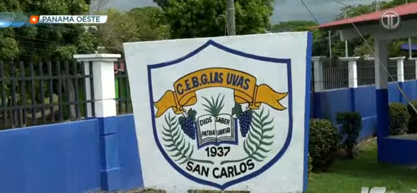 Cuatro docentes voluntarios imparten clases en el Centro Educativo de Las Uvas.