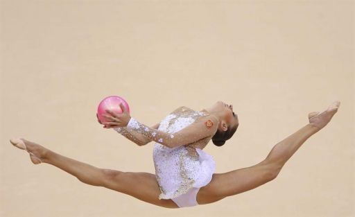 La rusa Kanaeva gana el oro olímpico en gimnasia rítmica