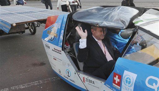 Auto impulsado a energía solar da la vuelta al mundo