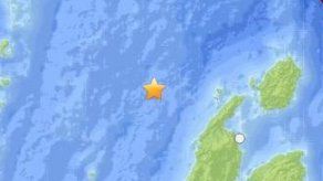 Fuerte terremoto submarino golpea este Indonesia