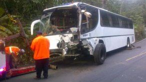 Choque entre buses deja dos heridos en Camino Forestal