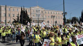 El Gobierno griego decreta que entidades públicas le presten sus reservas
