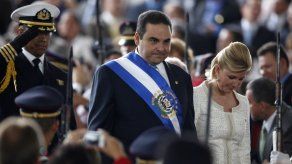 Expresidente salvadoreño confiesa que desvió fondos públicos