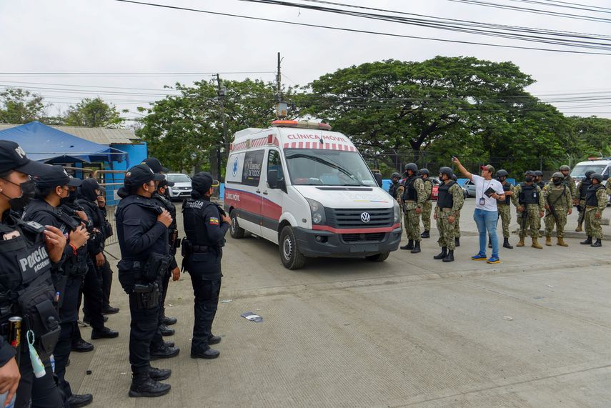 Una ambulancia sale de la penitenciaría de Guayaquil