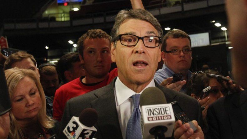 Republicano Perry deja de pagar a su equipo de campaña por falta de fondos