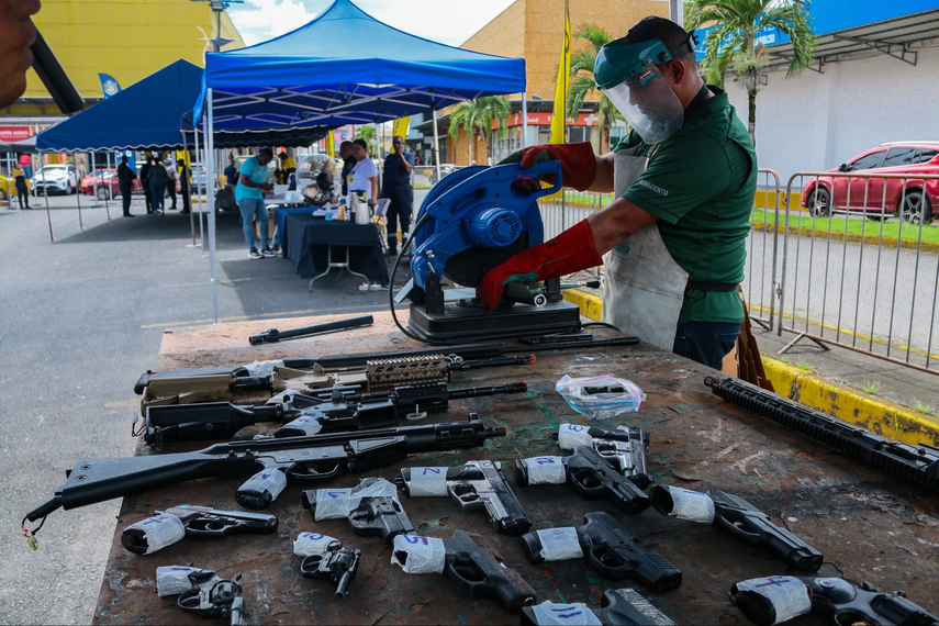 Programa Armas y Municiones por Comida y Medicinas.