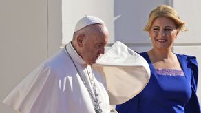 El papa Francisco escribió que llegaba como peregrino a Bratislava y oraba porque el país pudiera convertirse en un mensaje de fraternidad y paz en el corazón de Europa. El papa Francisco escribió que llegaba como peregrino a Bratislava y oraba porque el país pudiera convertirse en un mensaje de fraternidad y paz en el corazón de Europa.