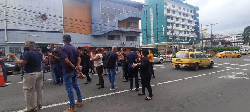 Los funcionarios se tomaron la avenida Perú reclamando sus bonos.