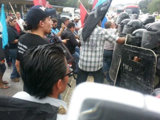 Universitarios realizan volanteo, antimotines en el lugar