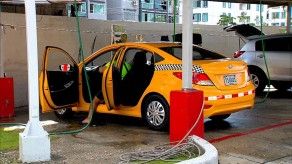 Surgen reacciones tras anuncio de regulación de lavautos