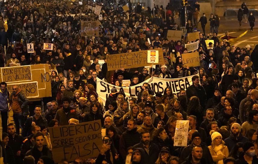 El presidente del gobierno español Pedro Sánchez se reunirá a través de video con líderes regionales el miércoles para discutir nuevas restricciones ante el rápido aumento de casos de COVID-19.