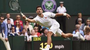 La lluvia salva a Djokovic