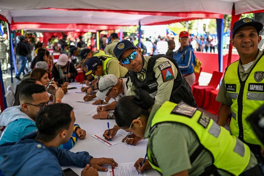 Venezolanos se enfilan a la milicia.