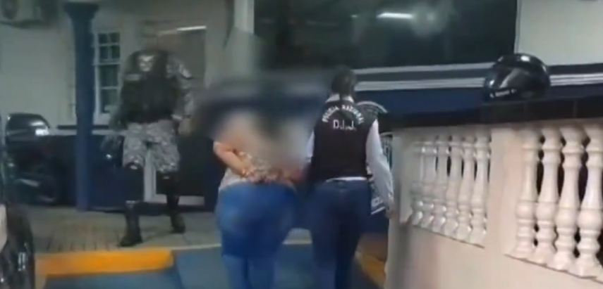 Unidad de la DIJ de la Policía Nacional con una de las funcionarias del MEDUCA