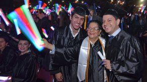 Abuelita colombiana se gradúa junto a sus nietos en universidad de Miami