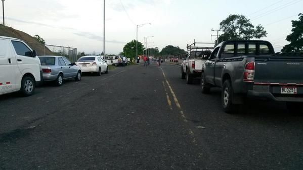 Precaristas mantienen cerrado puente sobre el río Changuinola