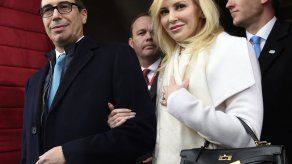 Critican a esposa del secretario Mnuchin por lujoso atuendo