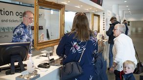 Todos los asistentes a estos lugares deben vestir mascarillas y presentar constancia de vacunación o de haber dado negativo al COVID-19 recientemente.