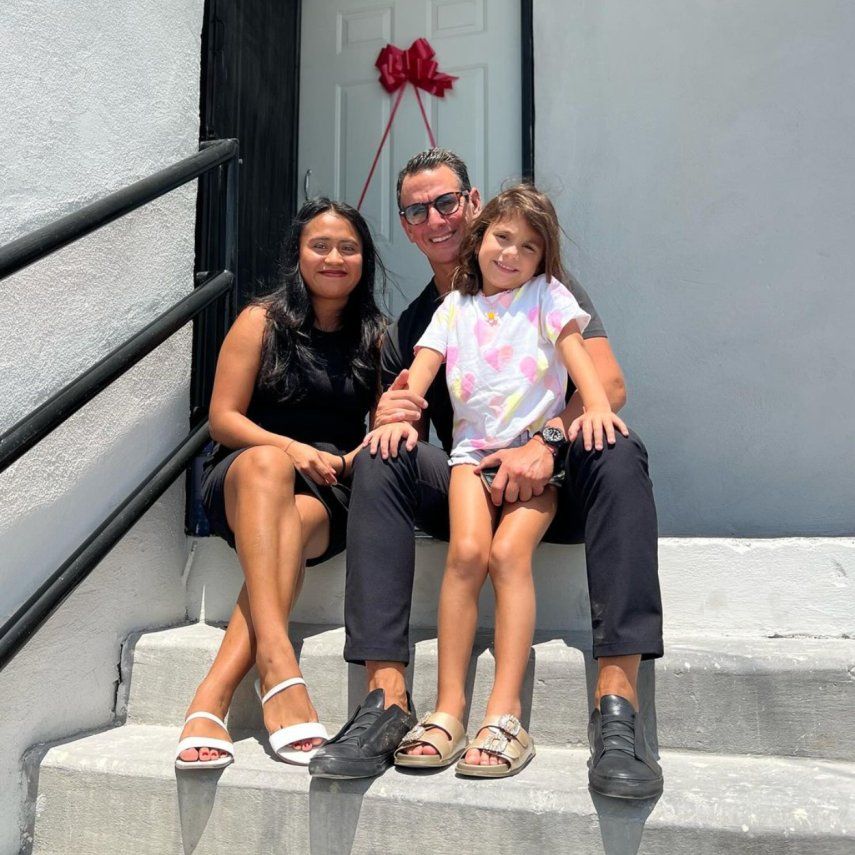 ¡Inesperado! Empresario agradecido regala casa a su empleada doméstica