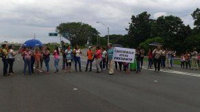 Docentes cierran autopista Arraiján-La Chorrera