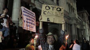 Guatemaltecos salen de nuevo a la calle a exigir la renuncia de Pérez Molina