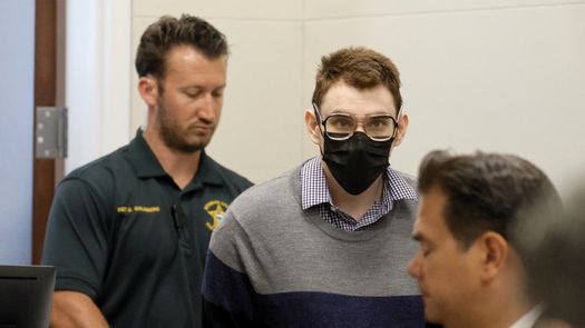 Nikolas Cruz, es conducido a la sala del tribunal durante la fase de penalización de su juicio en el juzgado del condado de Broward en Fort Lauderdale, Florida.