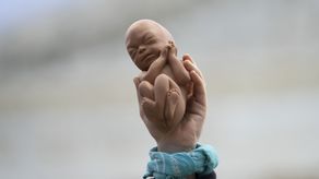 Un manifestante contra el aborto sostiene una muñeca fetal. Varios estados gobernados por el Partido Republicano aprobaron a lo largo de los años leyes que restringen la interrupción voluntaria del embarazo, pero fueron anuladas por los tribunales.