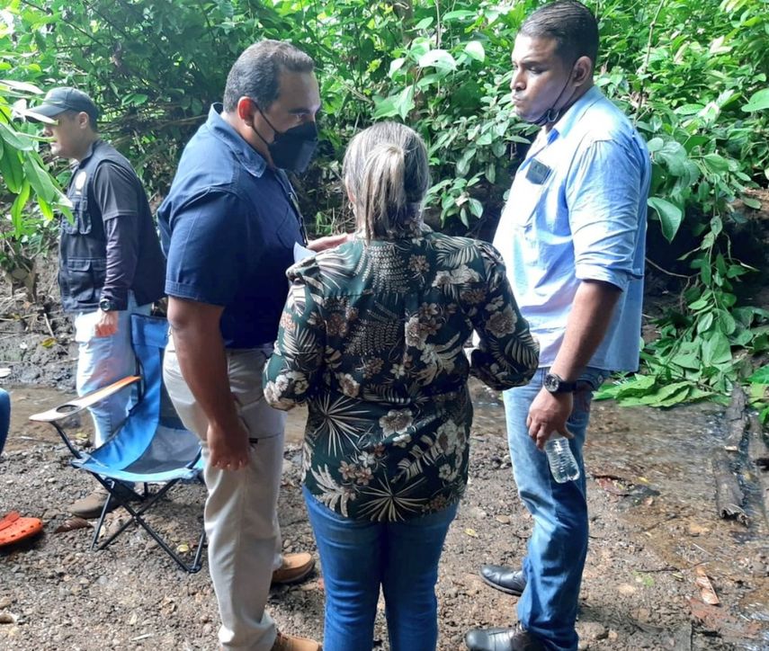 Funcionarios del Ministerio Público durante el operativo de búsqueda del cuerpo de una mujer que había sido reportada como desaparecida.