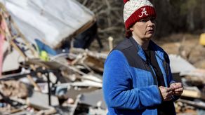 La tormenta causó poderosos tornados y ventarrones en Alabama y Georgia, donde arrancaron árboles, hizo volar a casas móviles, descarriló un tren carguero, volteó vehículos, fracturó postes de luz y derribó cables de electricidad, lo que dejó a miles sin energía.