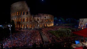 El papa Francisco ora por la paz en Viacrucis del Viernes Santo en el Coliseo romano El papa Francisco ora por la paz en Viacrucis del Viernes Santo en el Coliseo romano
