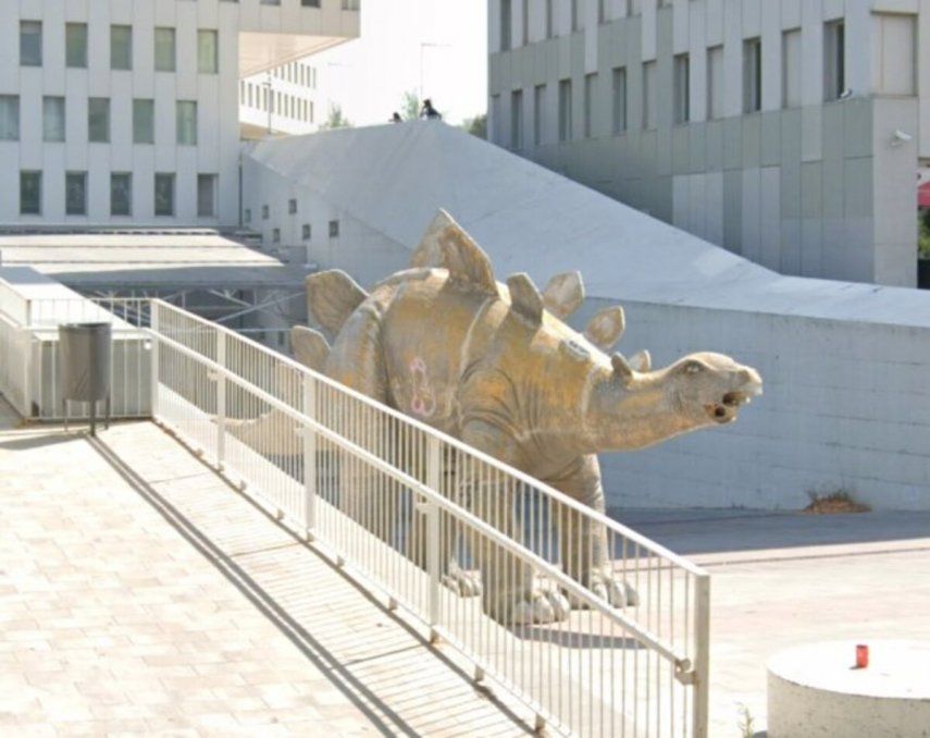 La policía maneja este incidente dentro del dinosaurio como una muerte accidental.
