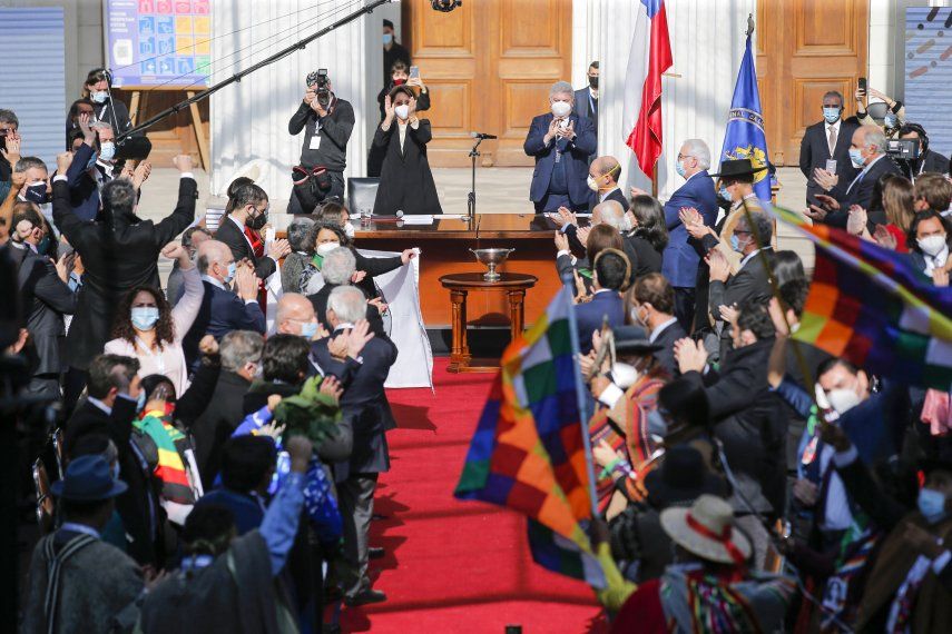 Constituyentes aymaras y mapuches hicieron ceremonias en Santiago antes de la instalación de la Convención Constitucional.