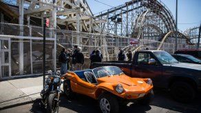 Un fallo deja a varias personas en lo alto de montaña rusa en EEUU