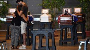 Génova entierra a sus muertos en medio de creciente polémica