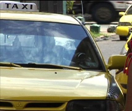 Taxistas no avalan propuesta sobre paradas exclusivas