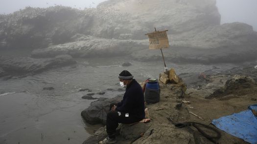Perú afirma que se derramaron 11,900 barriles mientras que Repsol indica que sólo fueron unos 10,400.