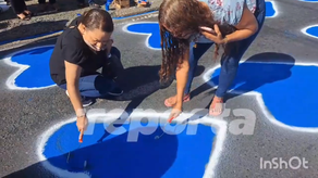 Pintan corazones azules para conmemorar a las víctimas del 23 de octubre.
