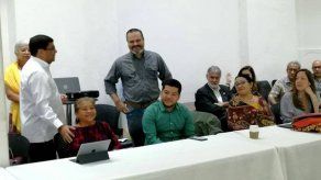 Ministro de Cultura recibe al poeta Javier Alvarado para conversar sobre publicación de obras