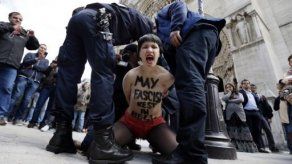 Detenida una femen tras parodiar suicidio en Notre Dame