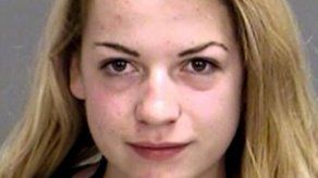 Mujer choca con patrulla mientras se tomaba selfie topless