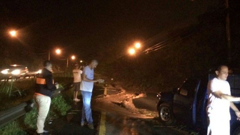 Deslave en vía Centenario bloquea carriles hacia la Capital